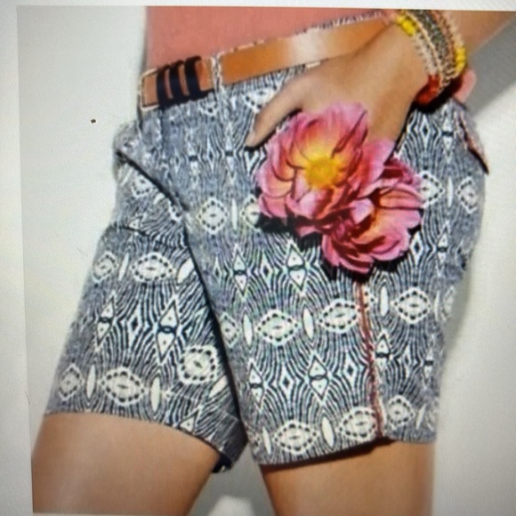 CAbi Off the Map Prep Short #326 Blue and White Ikat Style Sz 4 - Picture 6 of 8